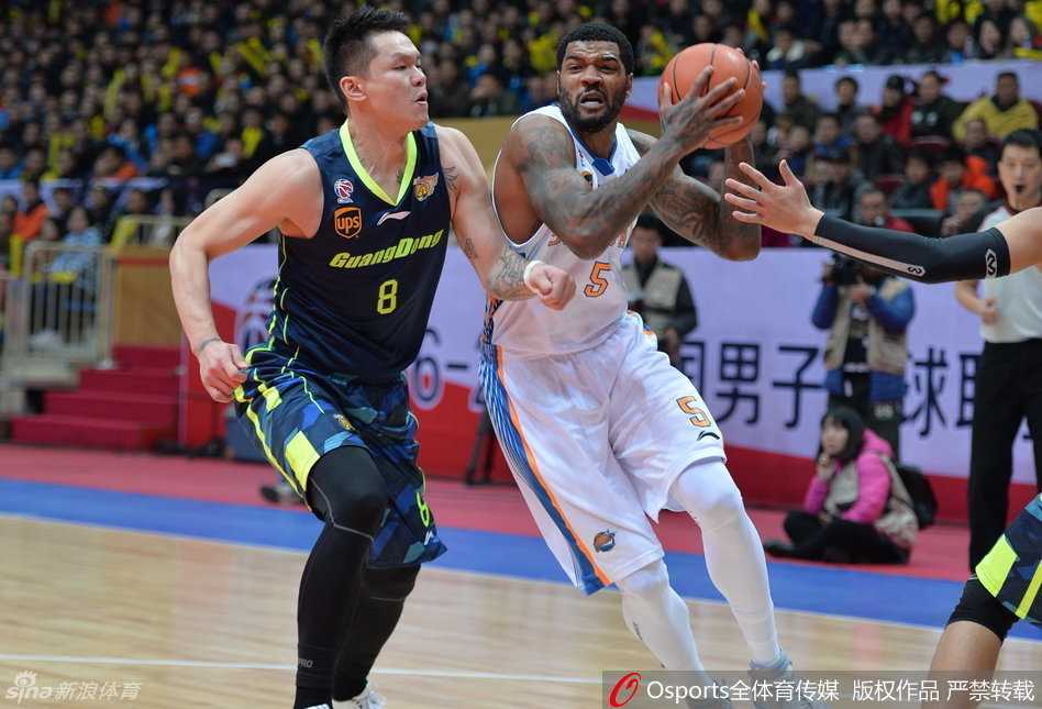 四川队魂刘炜沉稳地运球过半场，他眼观六路，举手示意队友跑位，作为场上指挥官正组织着关键的进攻。