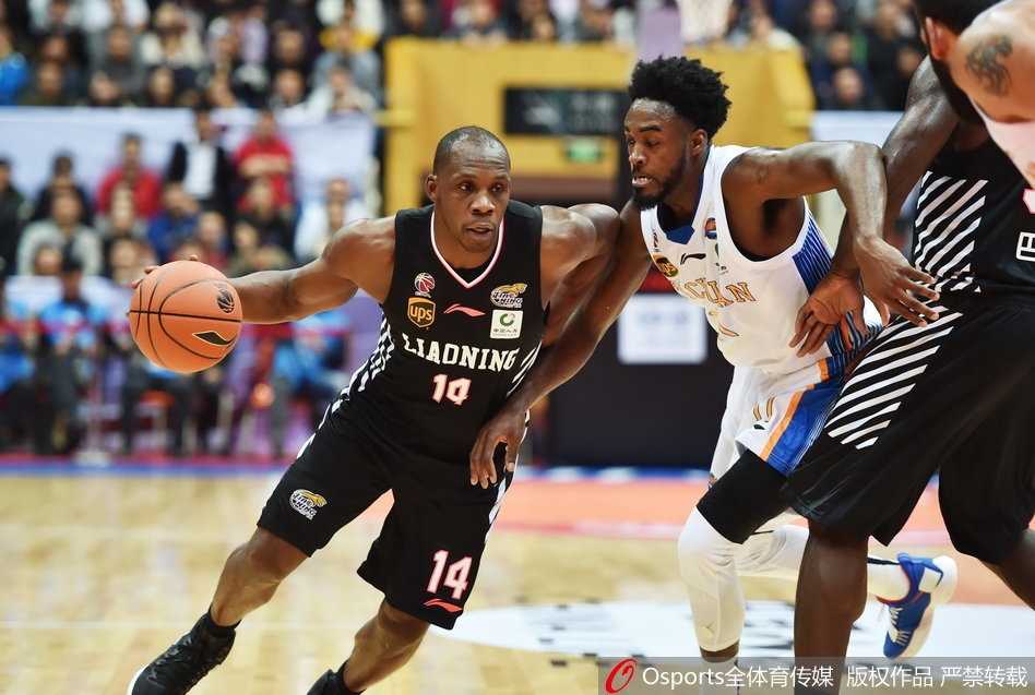 四川队富兰克林空中拉杆上篮，身体充分舒展，展现超强滞空能力