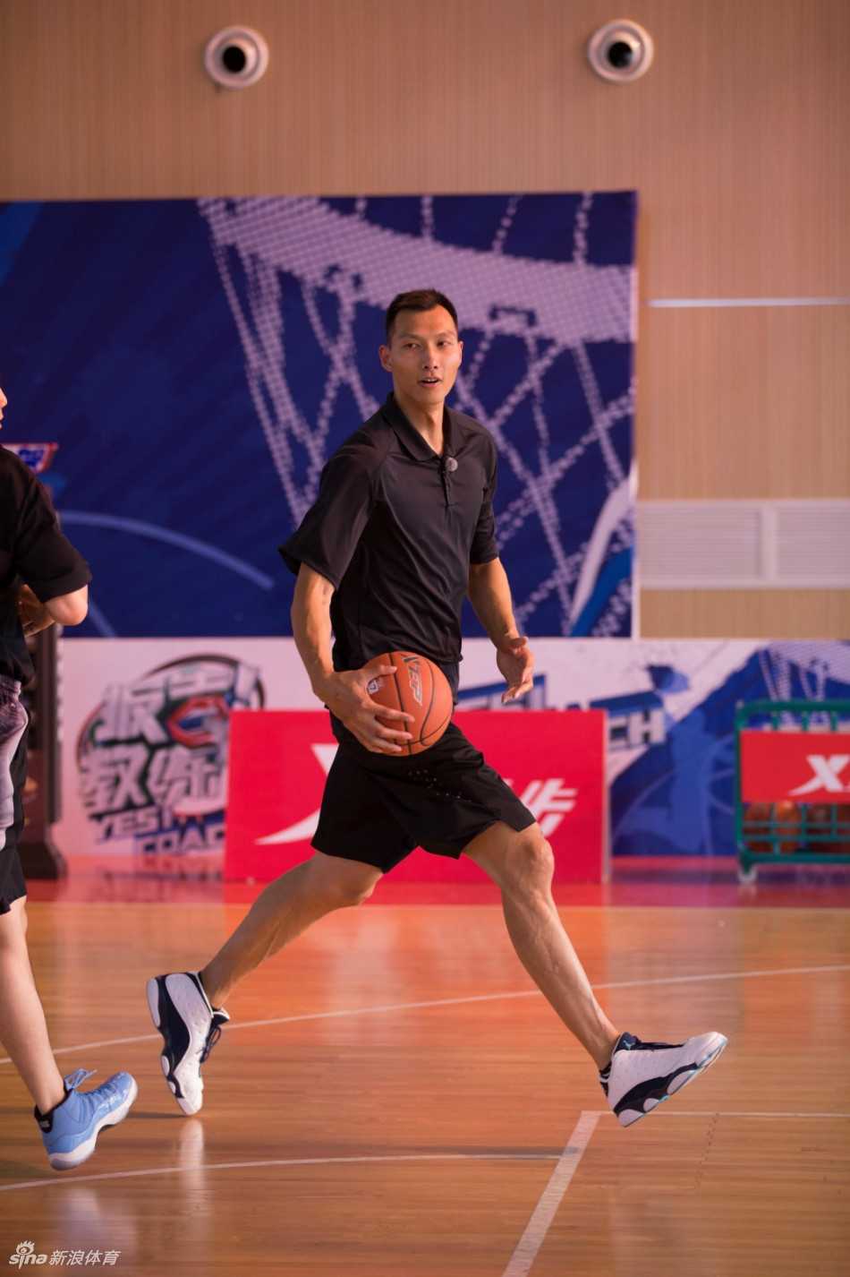 完成扣篮后陈妍希露出惊喜笑容，阿联则像守护神一样稳稳站在身后