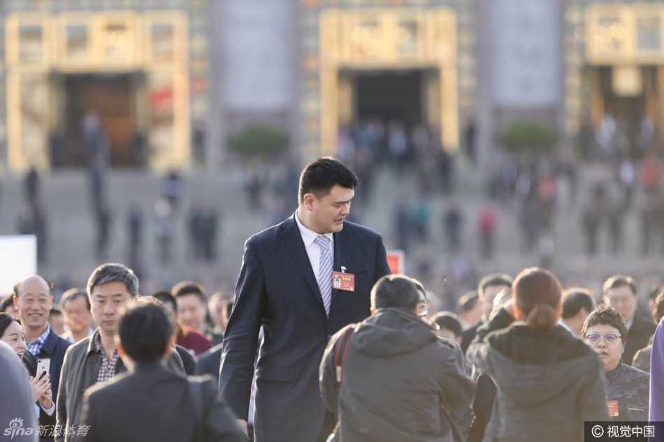散会时分，夕阳余晖洒在广场上，姚明迈着从容的步伐走下台阶，其身影在光影中拉得更长，宛如一座移动的丰碑
