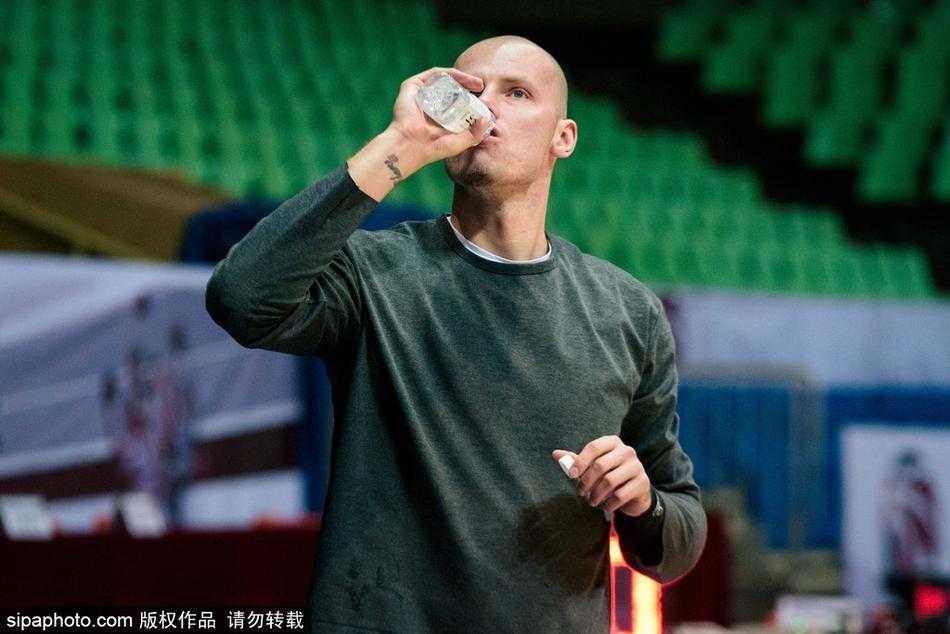 全景镜头下，青岛队进行战术合练，球员们跑位清晰，篮球在队员间快速转移，整体攻防节奏极快。