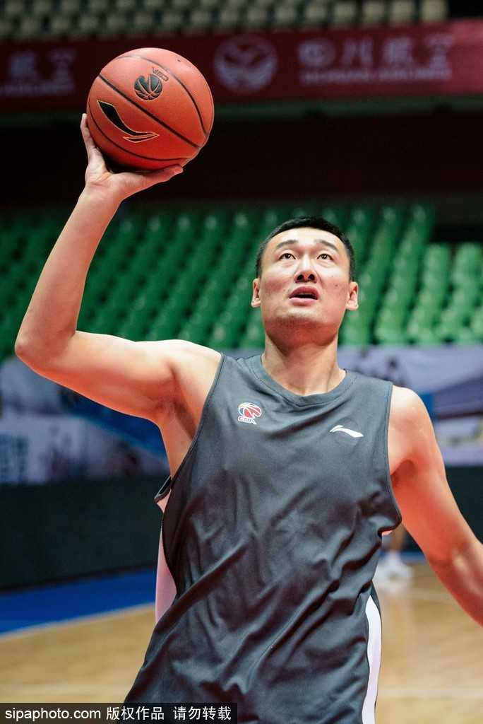 训练结束后，一名年轻球员独自加练运球，空旷的球场灯光洒在他身上，映照出他对胜利的渴望与不懈努力。