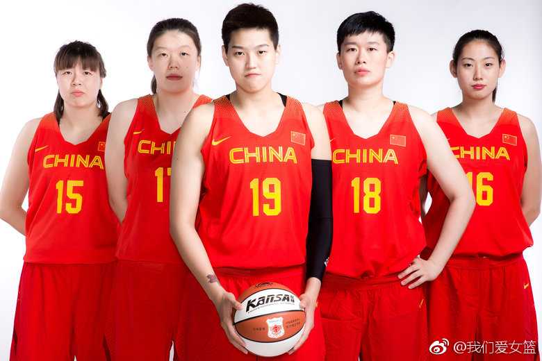 “勒布朗梦”李梦在镜头前霸气十足，她单手托球，目光如炬，肌肉线条在光影下清晰可见。写真中的她散发着强大的自信，仿佛随时准备在赛场上冲锋陷阵。