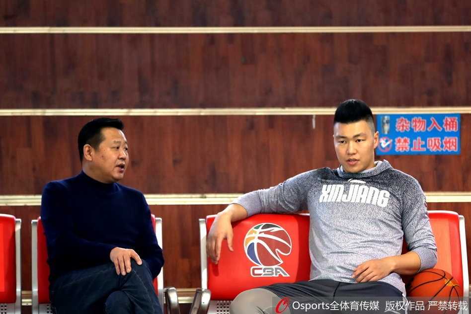 训练场上，布拉切正在进行罚球练习，他手腕的柔韧性在这个体重级别的球员中实属罕见，每一次出手都带着极高的弧度稳稳空心入网