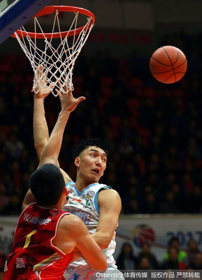 新疆外援布拉切在八一内线群中如入无人之境，高高跃起单手劈扣，展现出伤愈复出后的劲爆身体状态。
