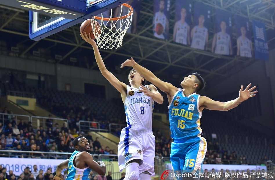 江苏队主教练贝西诺维奇在场边大声指挥，他的手势坚定有力，成功导演了这场下半场的惊天大逆转。