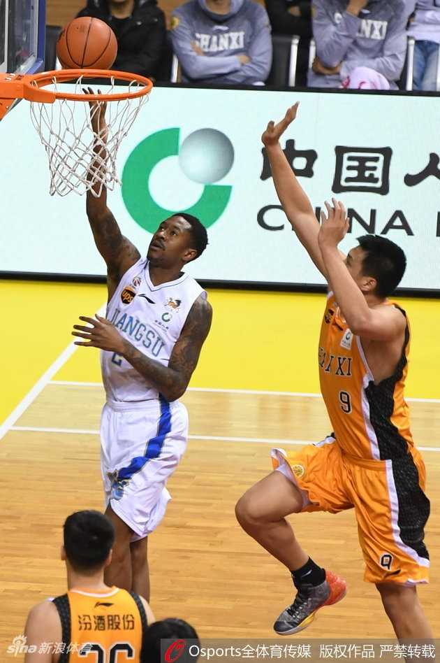 内线悍将拉杜利察在山西队重重包围之下强行起篮，他强壮的身躯如同推土机般碾压禁区，为球队贡献了宝贵的25分和9个篮板。