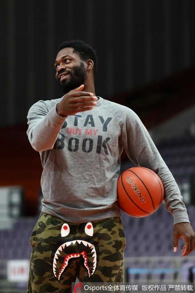 视角拉近，帕戈搞怪的表情成为焦点，他身上的潮裤图案细节清晰可见，这条裤子无疑让他成了训练场上的时尚icon