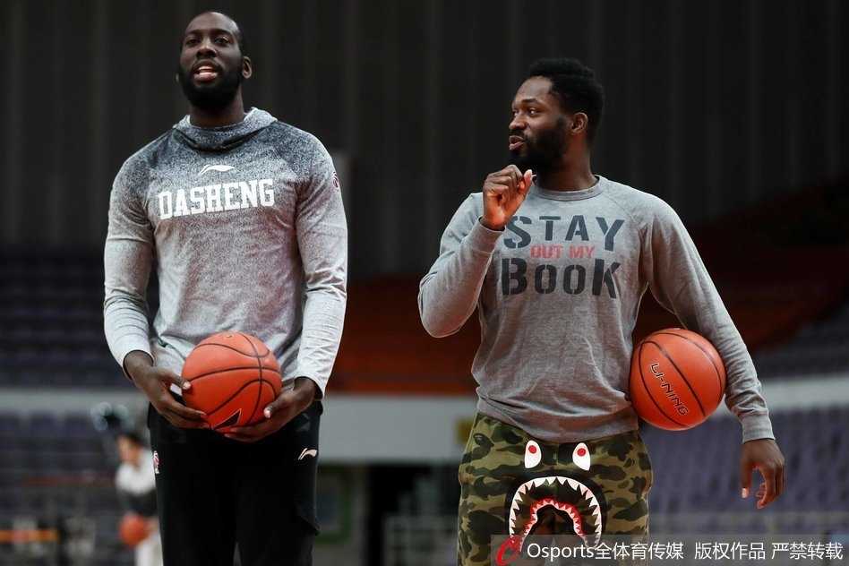 帕戈在搞怪动作完成后，自己也没忍住笑出声来，潮裤随着他的动作摆动，整个训练场的氛围因为他的搞怪而变得轻松活泼