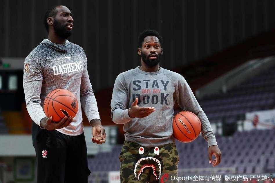 帕戈的搞怪天赋不仅体现在球技上，这夸张的舞蹈动作仿佛在进行某种奇怪的赛前仪式，连远处的希克森都投来了好奇的目光