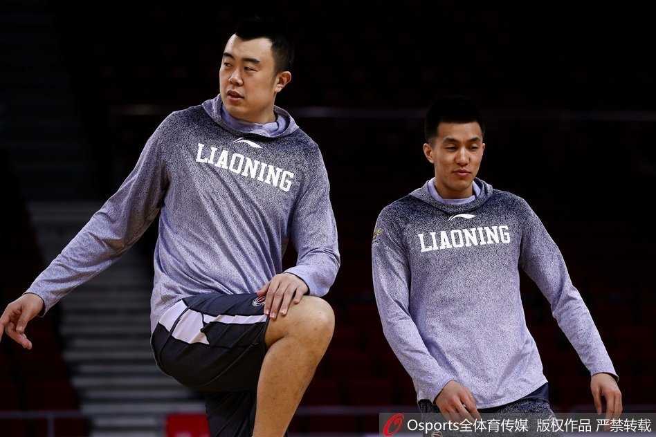 郭艾伦俯身整理脚下的球鞋鞋带，动作熟练而认真，手指上缠绕的绷带在深色球裤的映衬下显得格外醒目，仿佛一枚独特的勋章。