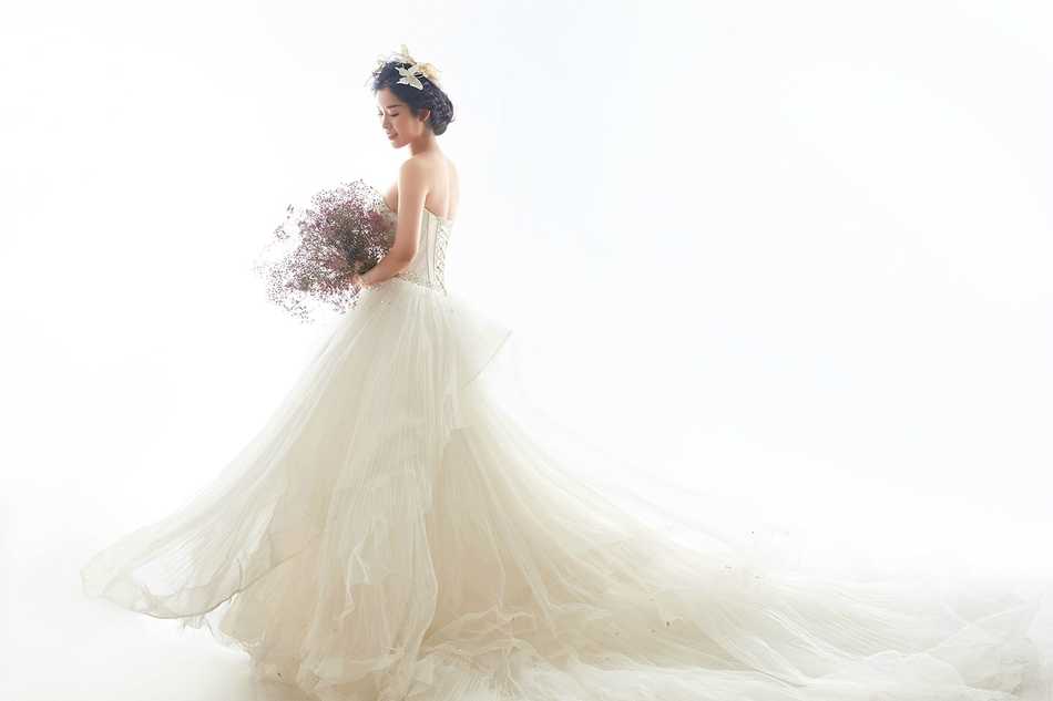 镜头捕捉到了新郎轻抚新娘脸颊的瞬间，指尖的温柔与新娘微闭双眼的享受，让空气中都弥漫着甜蜜的味道。