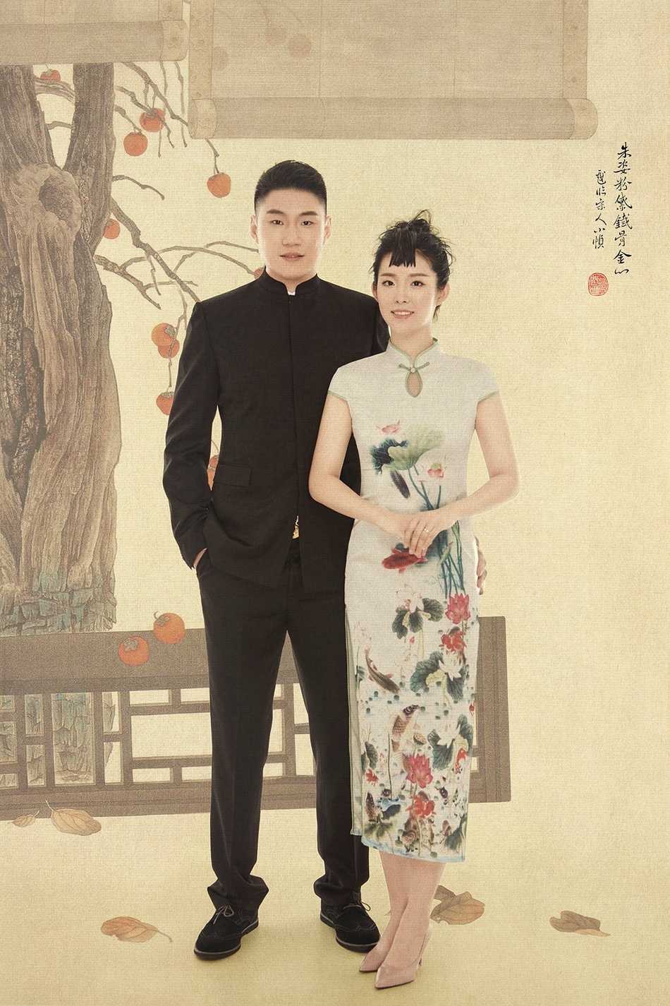 复古装扮下的这对璧人仿佛从民国画报中走出，新郎的挺拔身姿与新娘的旗袍韵味相得益彰，尽显东方古典浪漫。