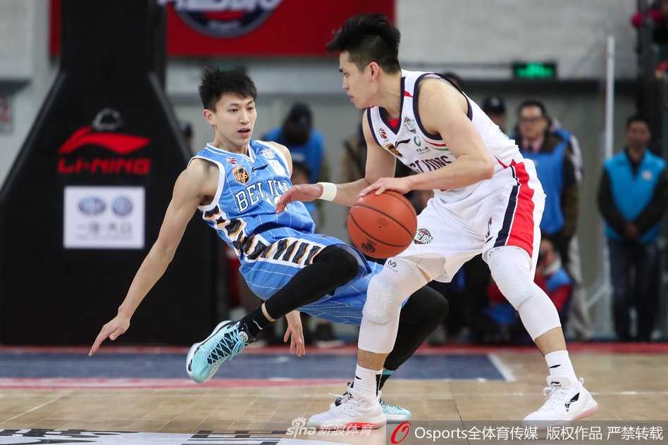 胡金秋在山东队多人围堵下奋力点抢前场篮板，落地瞬间直接起身将球补进，尽显蓝领硬度