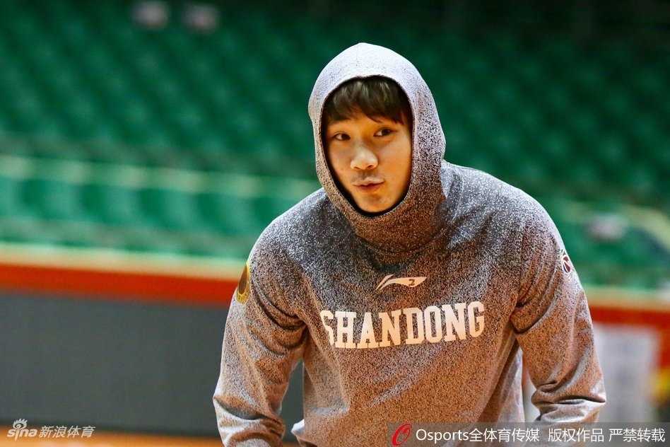 比赛中丁彦雨航持球强突新疆队防线，展现出MVP级别的统治力。