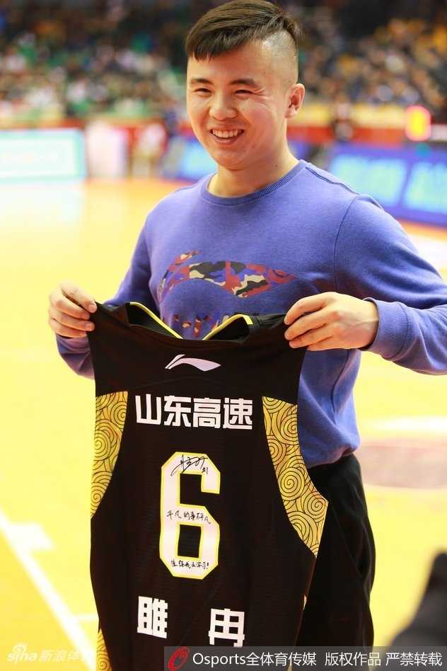 睢冉将自己珍贵的签名球衣递到孟飞手中，两人目光交汇，孟飞脸上洋溢着激动与感激的笑容，这一刻的传递超越了球员与工作人员，更像是英雄间的惺惺相惜