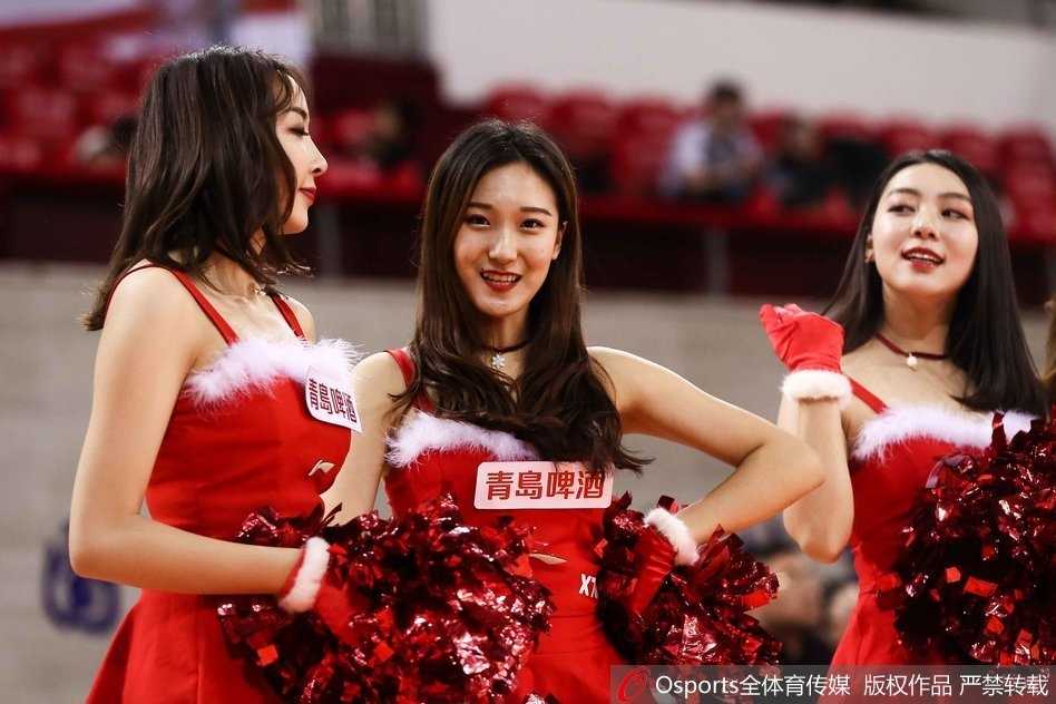 终场哨响，无论胜负，宝贝们手牵手向全场观众鞠躬致意。背景板上“北京北控”的字样与她们的身影交相辉映，这一刻，她们与球队、与球迷共同构成了2017年圣诞前夕最温暖的篮球记忆。