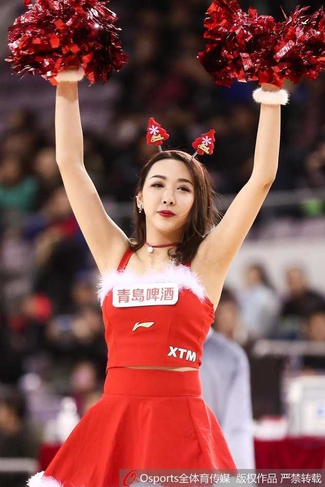 圣诞铃声响起，宝贝们扎起俏皮双马尾，身着红白相间的性感圣诞短裙，在聚光灯下露出灿烂笑容，瞬间融化了奥体中心的冬夜寒霜。