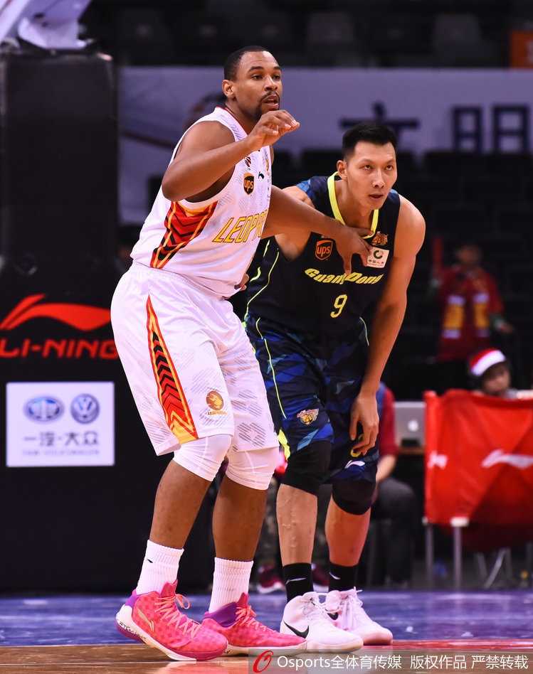 广东队长周鹏如同一道黄色闪电抢断成功，面对空无一人的前场，他舒展双臂完成了一记势大力沉的单手劈扣，引爆了替补席的激情。