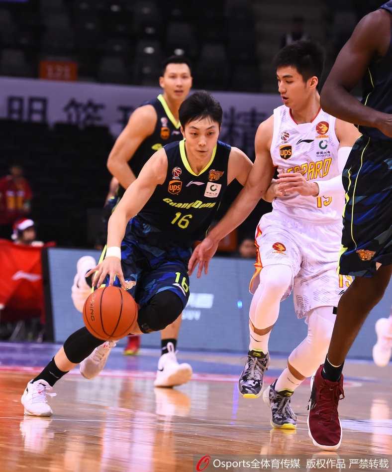 广东宏远领袖易建联在深圳内线长人阵中旱地拔葱，用一记标志性的中距离跳投稳稳取分。