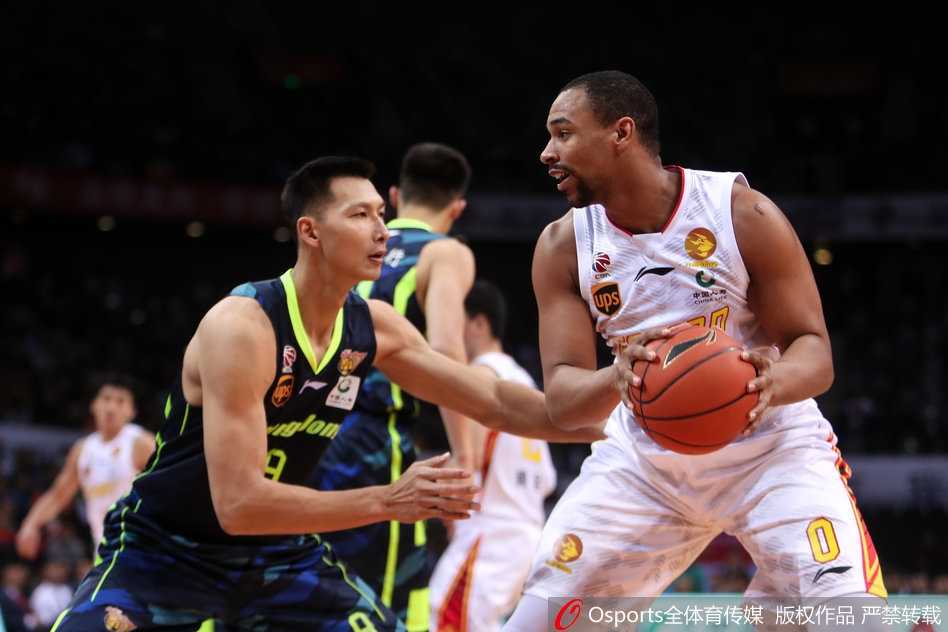 深圳外援萨林杰在广东队多人围堵的肌肉丛林中强行起跳，凭借强悍的上肢力量将球补进篮筐，展示了CBA顶级内线的恐怖实力。