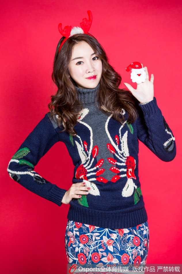 头戴红色麋鹿角的啦啦队员回眸一笑，甜美元气仿佛冬夜里的一抹暖阳，瞬间融化了整个球馆的寒意。