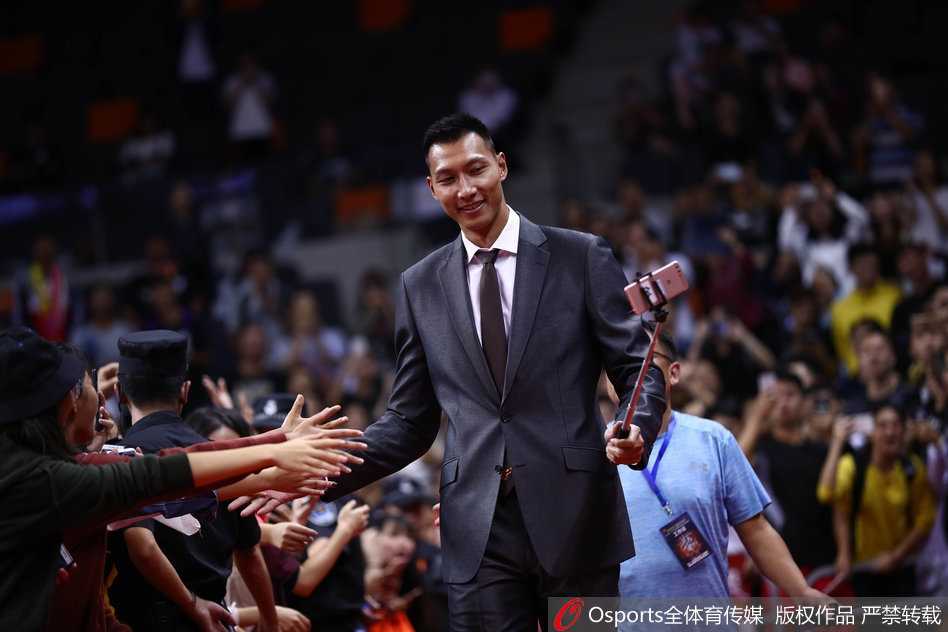 在互动游戏环节，阿联被热情的球迷团团围住，他丝毫没有巨星的架子，拿出手机与粉丝们玩起了自拍，脸上洋溢着轻松愉快的笑容，这一幕让在场的幸运儿们激动不已