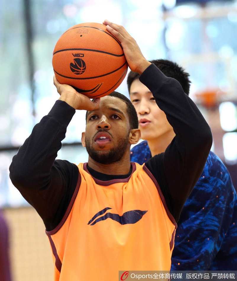 终场哨响后，莫里斯被队友们簇拥在场地中央，他握紧拳头仰天长啸，脸上洋溢着胜利后的喜悦和激动。