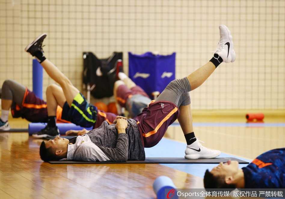 莫里斯高高跃起，在空中与对方内线球员发生身体对抗后，依然稳健地将球放入篮筐，裁判哨响示意得分有效。