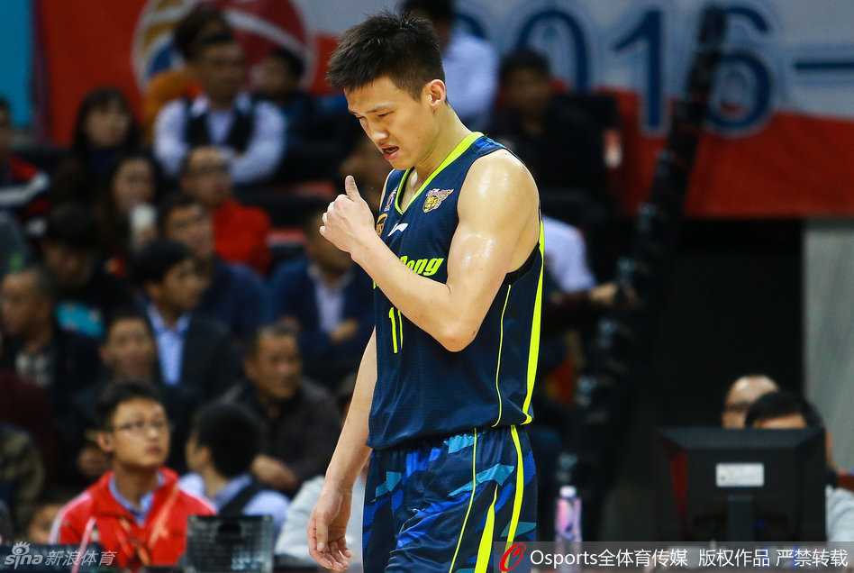 比赛结束后，易建联轻拍队友脑袋，表达赞许与鼓励