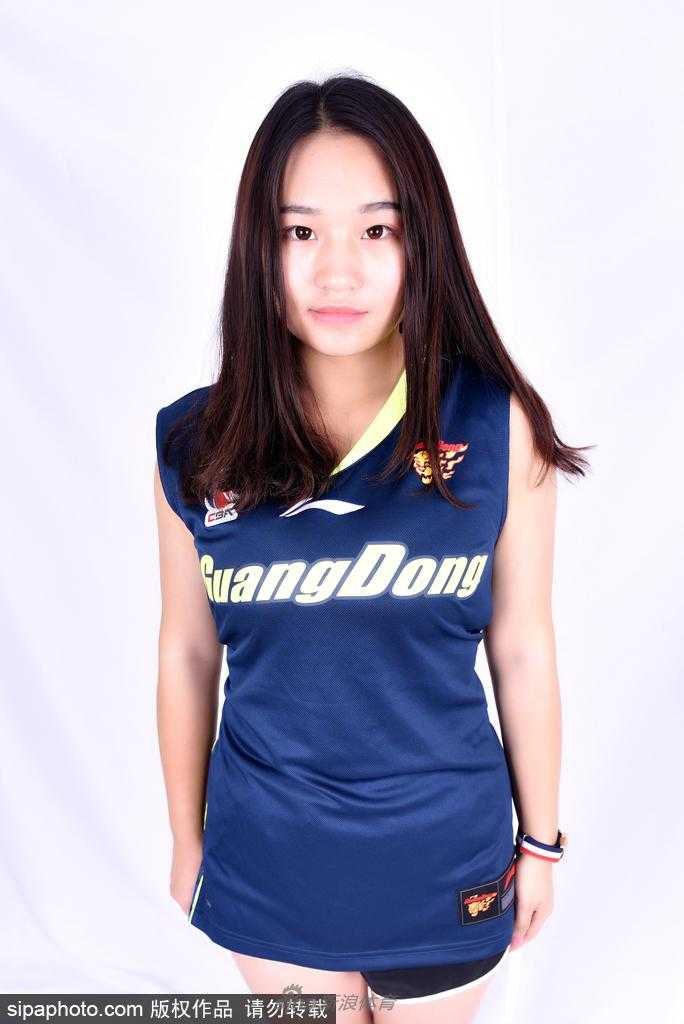 篮球宝贝身着洁白连衣裙，在镜头前露出治愈系笑容，眼神灵动，仿佛能驱散所有疲惫