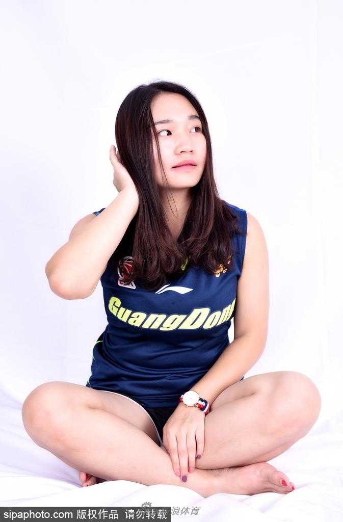 全景镜头下，篮球宝贝们整齐站立，每个人脸上都洋溢着自信甜美的笑容，展示着团队的青春活力