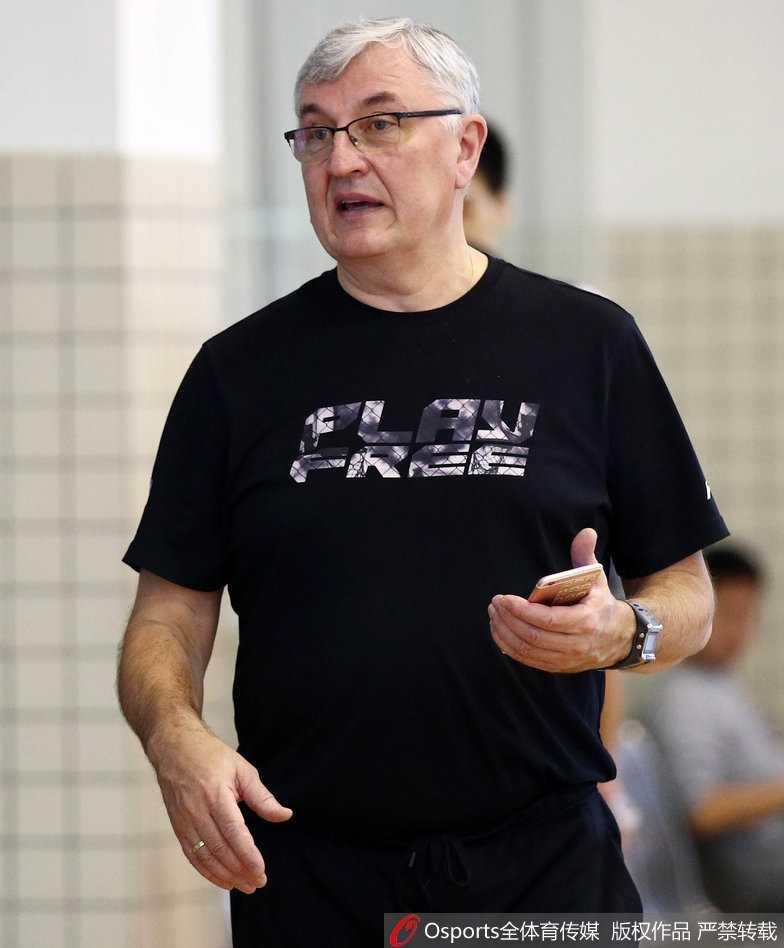 赵睿在教练指导下做腰腹核心训练，平板支撑保持稳定，每一秒都是意志的较量