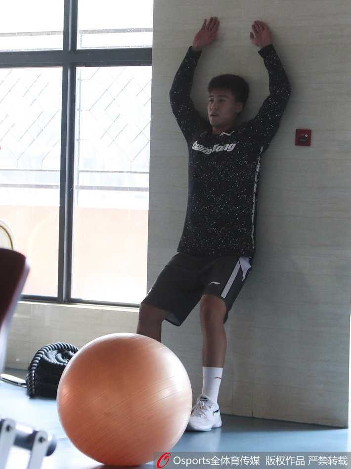 赵睿专注地进行杠铃深蹲，腿部肌肉紧绷如弦，每一次起身都彰显强大核心力量