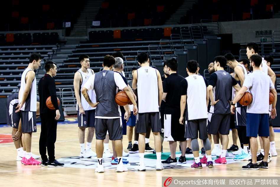 广东队全体球员围成一圈，肩并肩高喊加油口号，团队凝聚力在这一刻展现得淋漓尽致