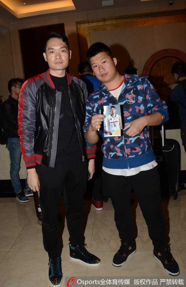 镜头拉近，易建联目光专注，手中的笔在球迷递来的纪念品上留下珍贵的签名，没有丝毫明星架子。