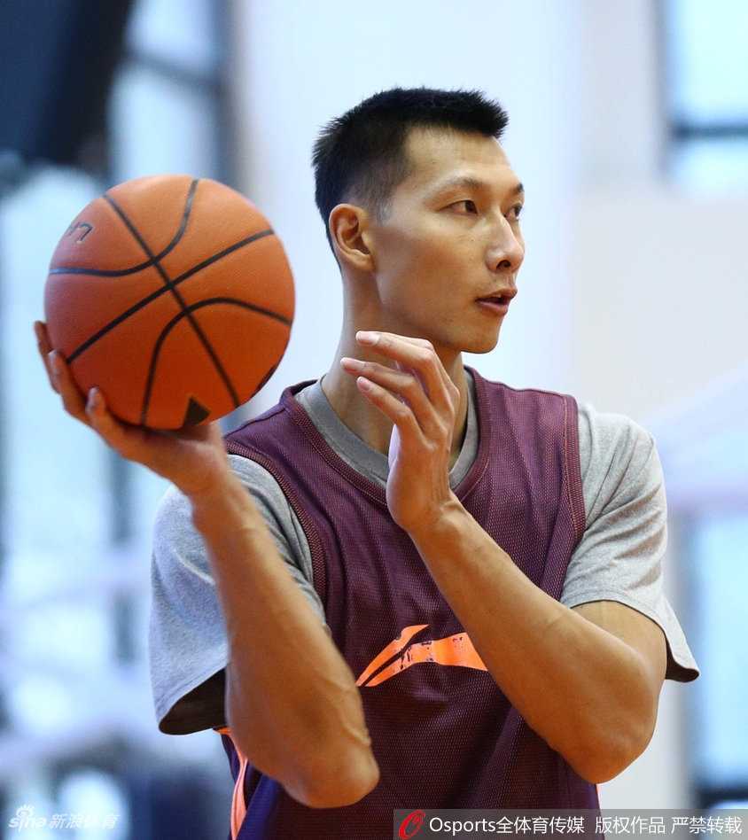 训练结束后，徐杰并未立即离场，而是加练了多组三分投篮，直到皮球在空中划出完美的弧线空心入网