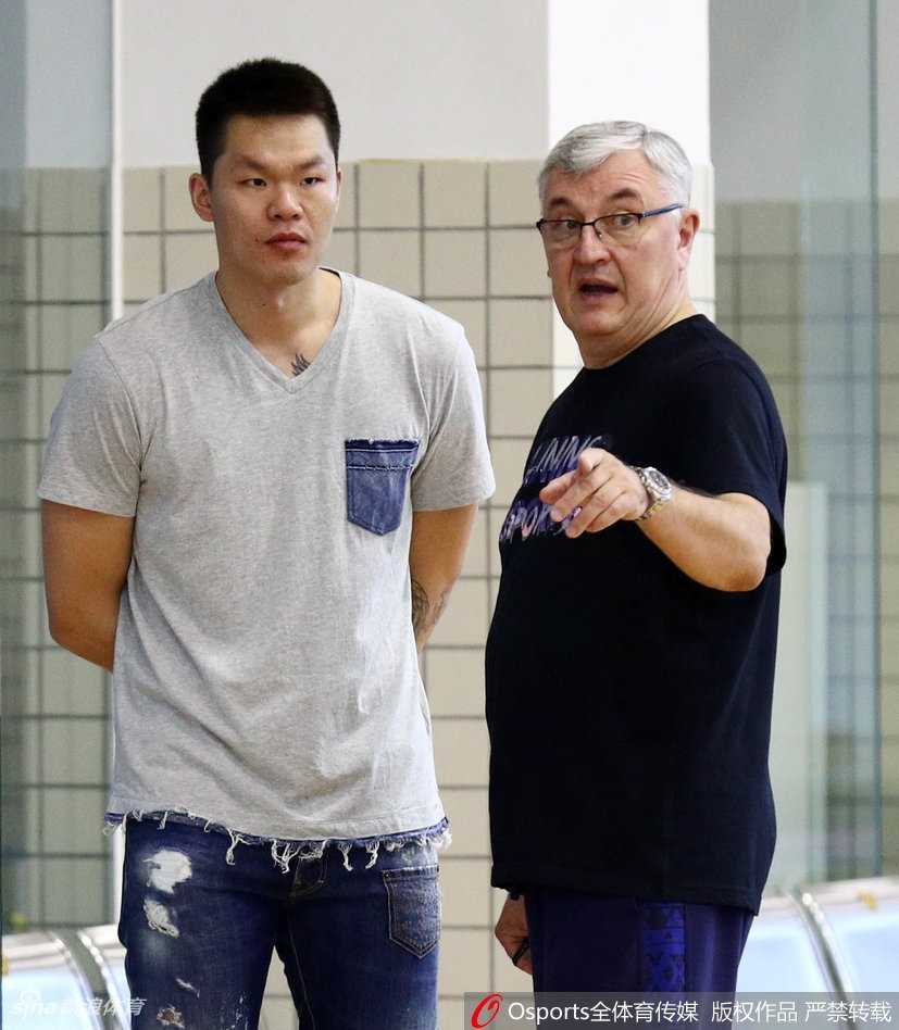 全队围拢在一起，杜锋指导在战术板上快速画着最后的进攻配合，队员们聚精会神地聆听，眼中闪烁着对胜利的渴望