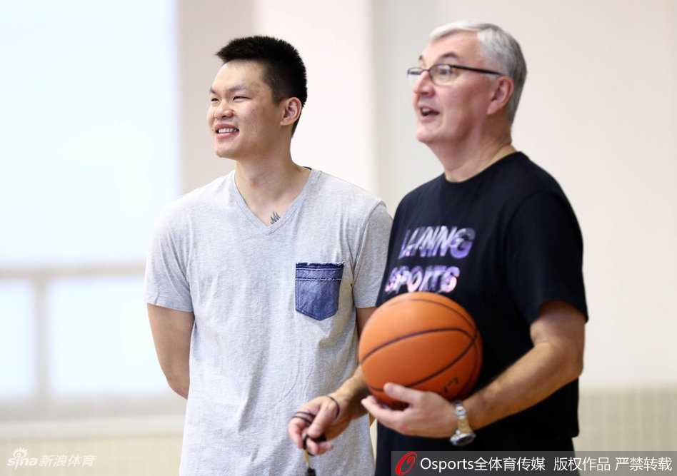 训练馆内，广东队员们正在进行高强度的攻防转换演练，汗水浸透了球衣，气氛紧张激烈