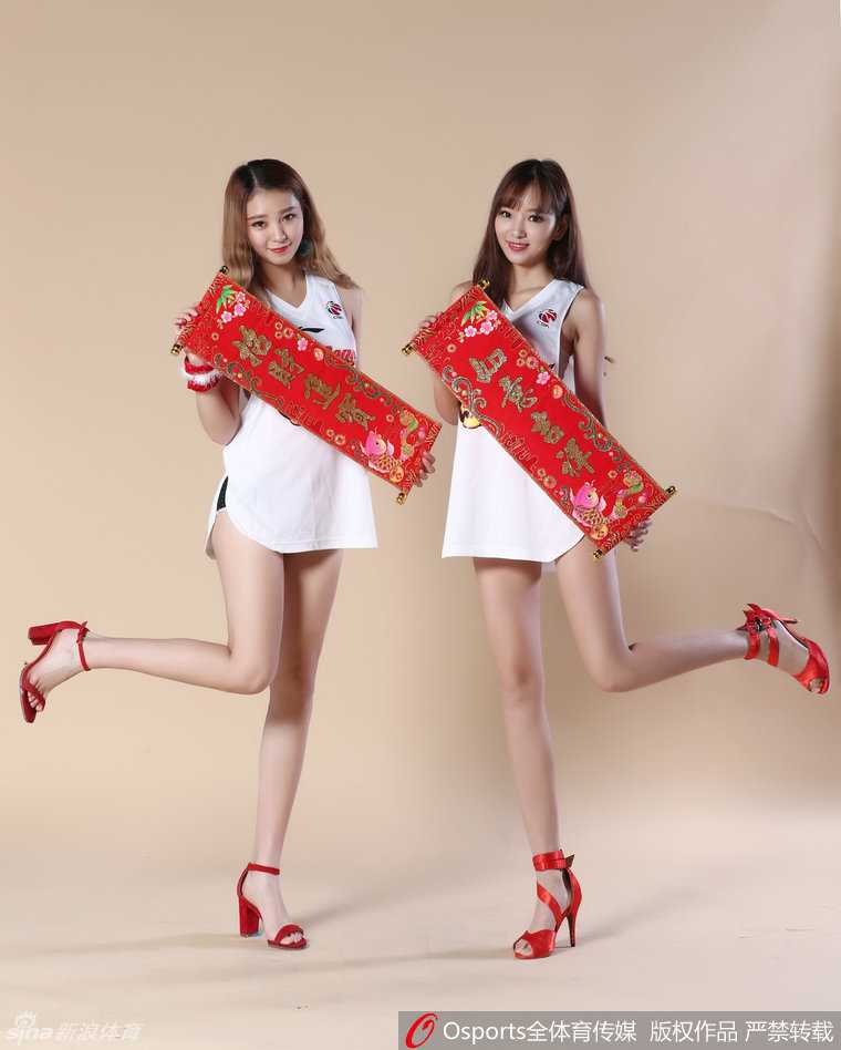 卖萌搞怪古灵精怪，队员眨眼吐舌比出摇滚手势，手提对联歪头杀，白嫩长腿在高跟鞋中格外吸睛