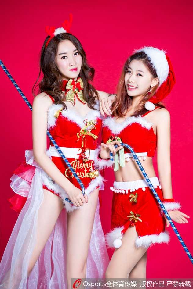 温暖的室内，宝贝轻倚堆满礼物的圣诞树旁，柔和的烛光映照在她甜美的笑颜上，将节日的温馨与喜悦定格在这一刻。