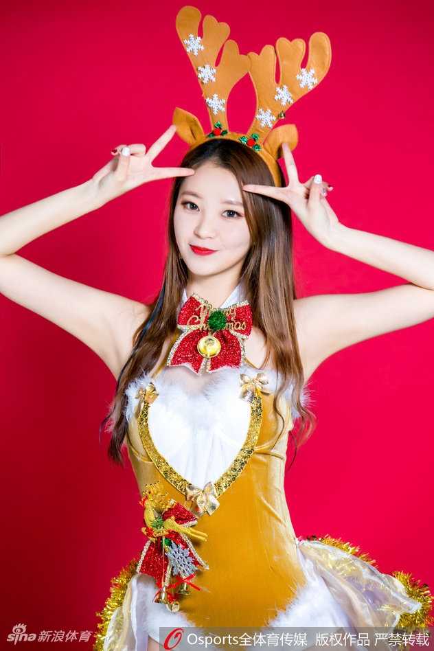 黄逸辉身着休闲装束，站在璀璨的圣诞树旁，整体构图充满节日仪式感，她自然流露的喜悦神情仿佛在向球迷们传递着温暖的节日祝福