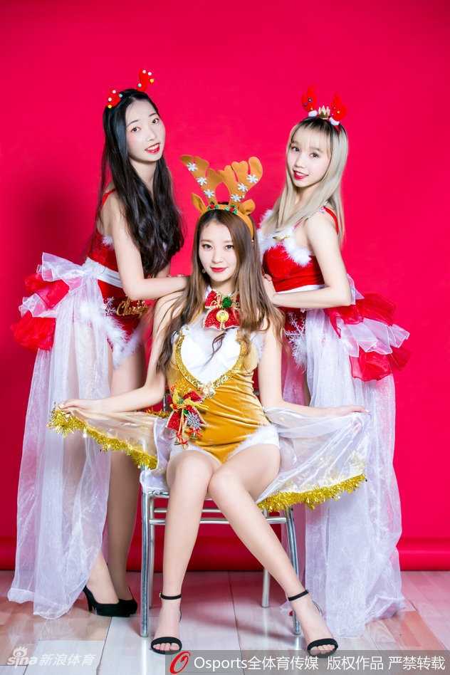 黄逸辉在特写镜头中展现出精致的妆容和明亮的双眸，眼神中带着一丝倔强与柔情，背景的柔光为她勾勒出梦幻般的轮廓，尽显女神风范