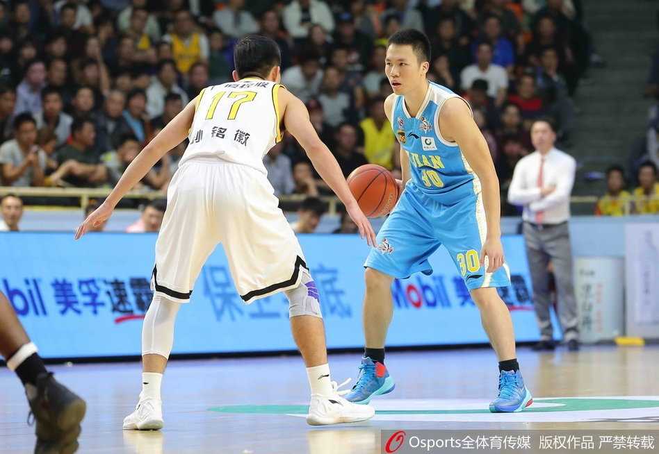 福建外援史密斯在三人围堵下失去平衡，却仍在倒地前将球神奇地送入篮筐，这一球让广厦主场瞬间鸦雀无声。