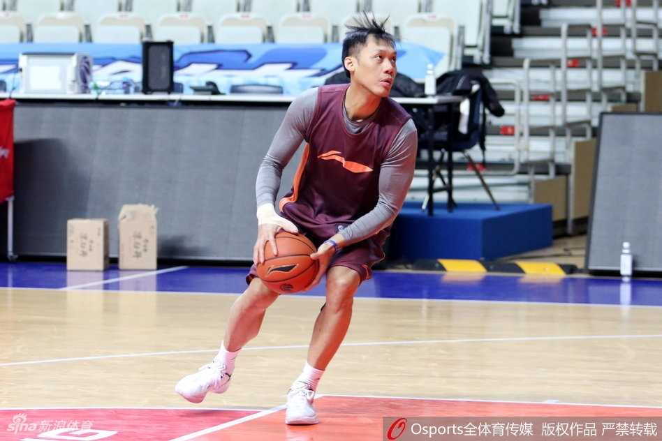 宝岛悍将刘铮在训练中犹如一道黑色闪电，他精准地预判传球路线，瞬间完成抢断后一条龙杀向前场，面对空篮轻松写意地挑篮得手，整套动作一气呵成。