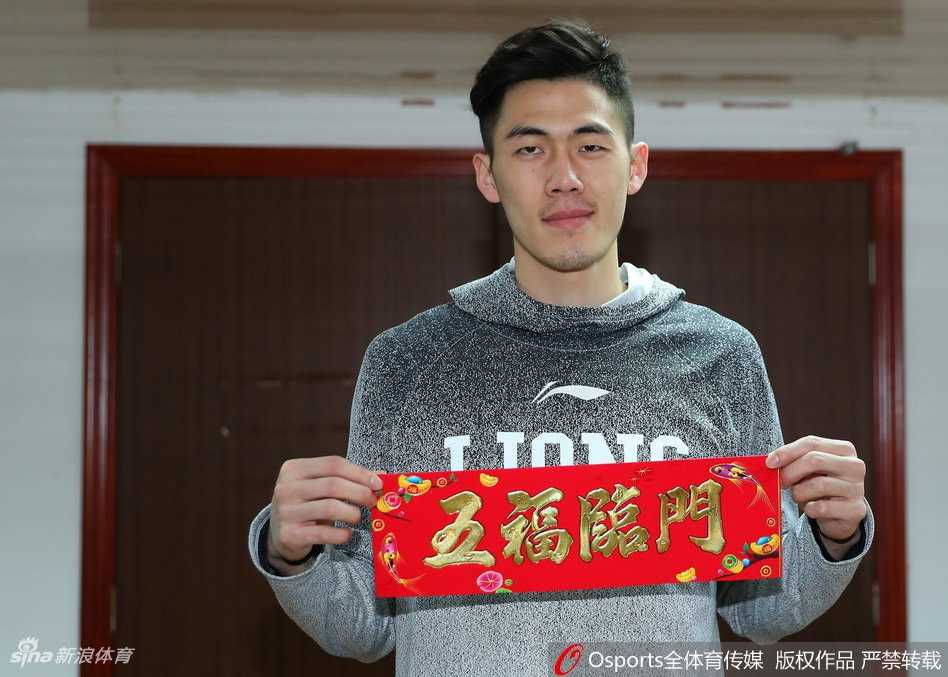 广厦众将集体亮相，他们站成一排，手中各式各样的春联和福字构成了一幅红红火火的画面，宛如一个大家庭的全家福。