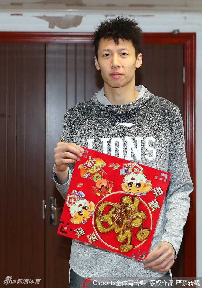 另一名广厦队员手持卷轴，脸上洋溢着灿烂的笑容，仿佛将胜利的喜悦和新春的喜气一同传递给了镜头前的每一个人。