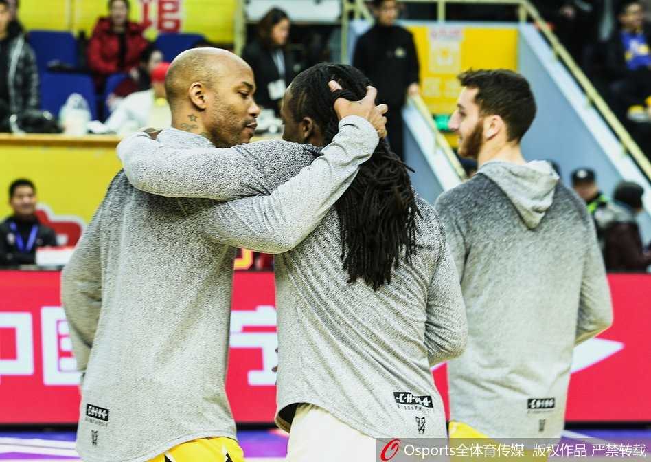 北控小将许梦君自信出手三分，球在空中划出完美弧线，这是他全场火热手感的最佳写照