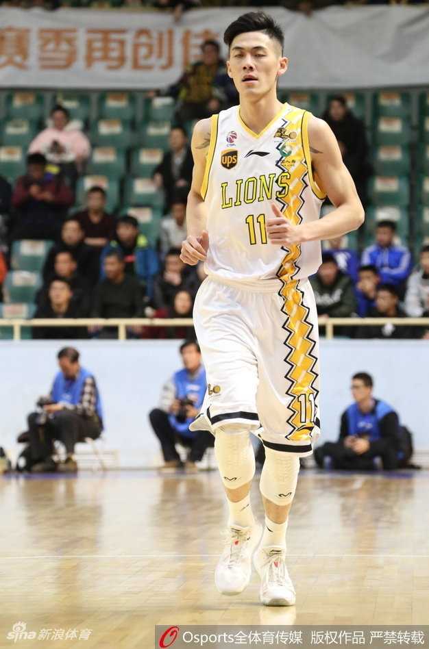 福特森面对上海队的重重防线，宛如灵动的精灵，以一记不可思议的转身腾空，将球稳稳送入篮筐，瞬间点燃了整个主场的热血激情。