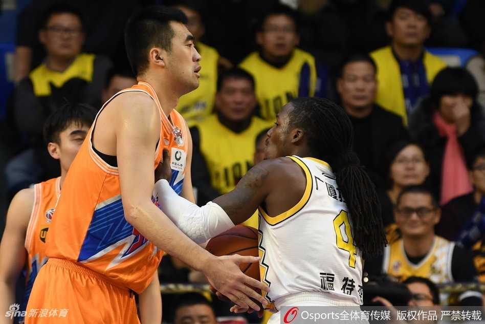 刘铮完成抢断后风驰电掣般反击上篮，电光火石间击溃了上海队的退防，将球队的防守反击战术演绎得淋漓尽致。